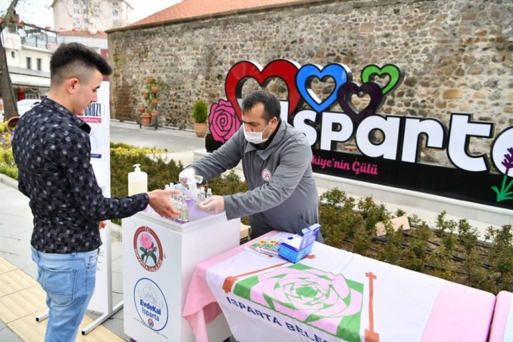 Isparta’da Vatandaşlara Maske Ve Kolonya Dağıtıldı
