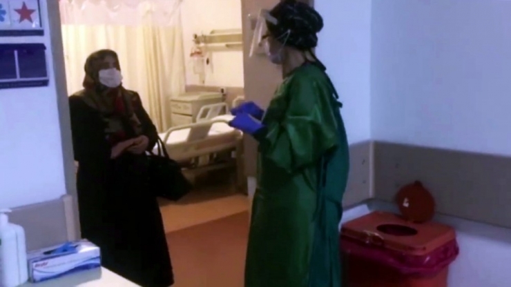 Sakarya’da Korona Virüsü Yenen Vatandaşlar Alkışlarla Taburcu Edildi