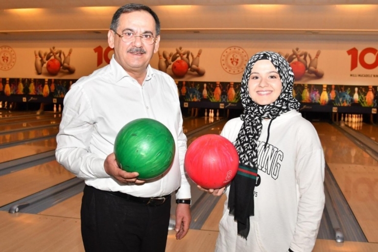 Başkan Demir’den Okullar Açılınca Öğrencilere ’Bowling’ Sözü