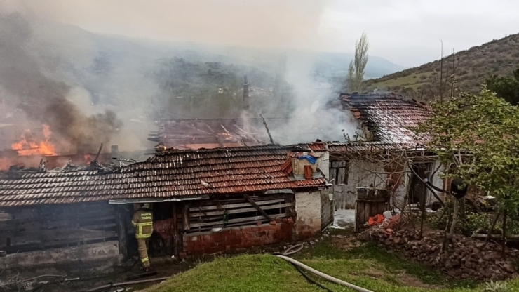 Elektrik Kaçağından Çıkan Yangında Bir Ev Kül Oldu