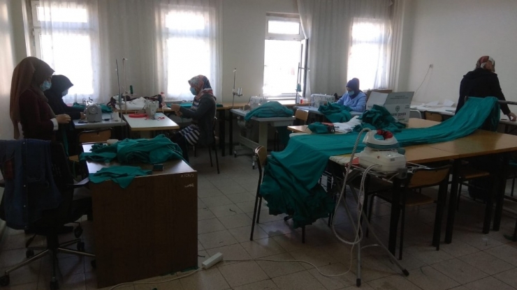 Ev Hanımları Cerrahi Kıyafet İçin Kolları Sıvadı