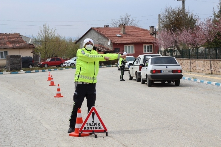 Sürücülere, Maske, Cep Telefonu Ve Emniyet Kemeri Denetimi
