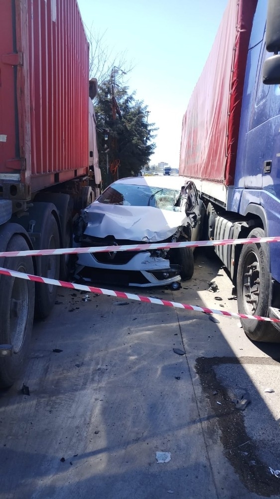 İki Tırın Arasına Giren Otomobil Hurdaya Döndü: 2 Yaralı