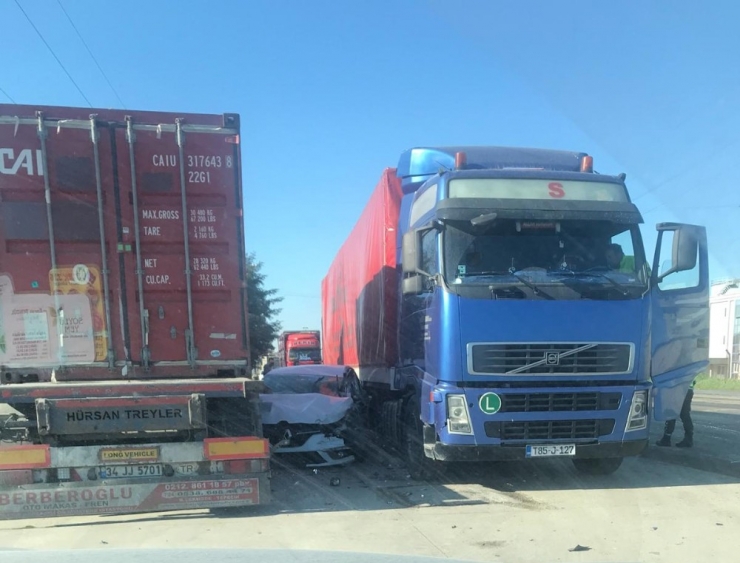 İki Tırın Arasına Giren Otomobil Hurdaya Döndü: 2 Yaralı