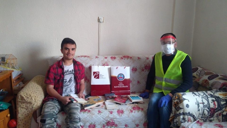 Evden Çıkamayan Çocuk Kaymakamdan Kitap İstedi