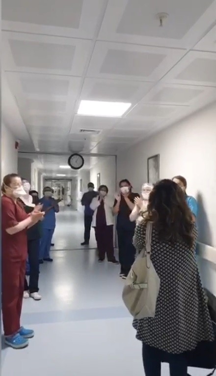 Korona Virüsünü Yenen Hemşire Meslektaşlarının Alkışlarıyla, Ağlayarak Hastaneden Ayrıldı
