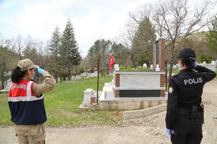 Tunceli’de Polis Ve Mehmetçik’ten Şehitlere Vefa