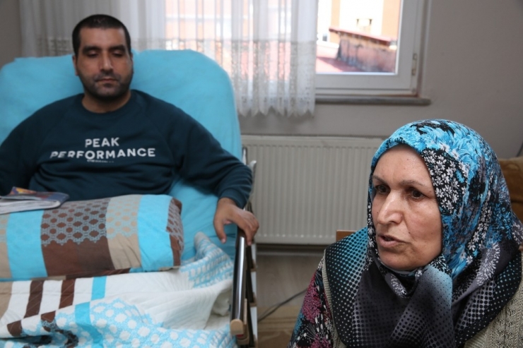 12 Yıldır Evde Kalan Engelli Genç Yapılan Asansörle Sokağa Çıkmanın Mutluluğunu Yaşadı