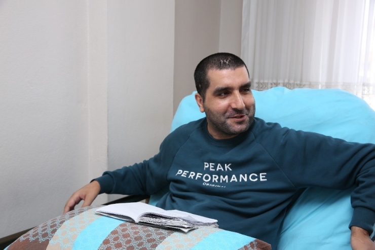 12 Yıldır Evde Kalan Engelli Genç Yapılan Asansörle Sokağa Çıkmanın Mutluluğunu Yaşadı