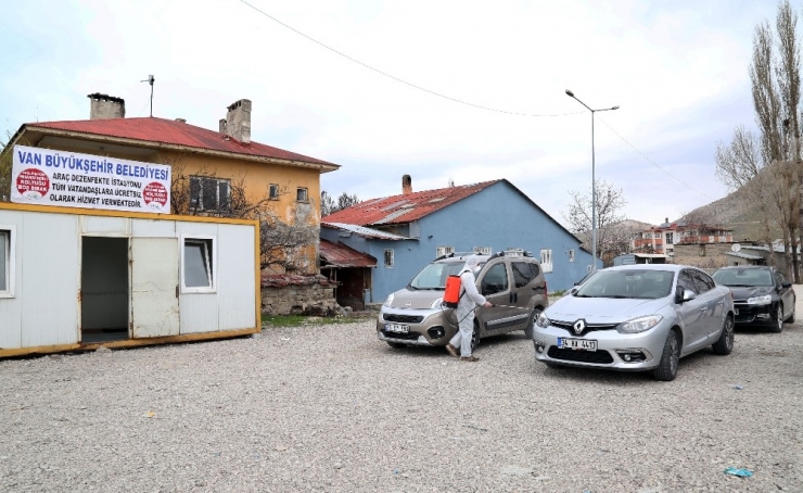 Van Büyükşehir Belediyesi Sivil Araçları Da Dezenfekte Ediyor