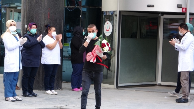 Korona Virüsü Yenenlerden Sağlık Çalışanlarına Çiçekli Teşekkür