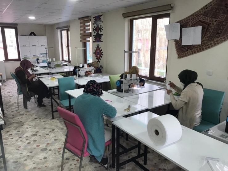 Bahçesaray Halk Eğitim Merkezi’nde, Maske Üretimine Başlandı