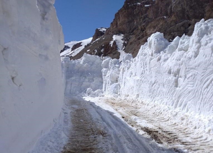 Nisan Ayında 4 Metreyi Bulan Karla Mücadele