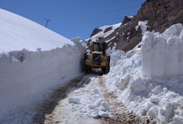 Nisan Ayında 4 Metreyi Bulan Karla Mücadele