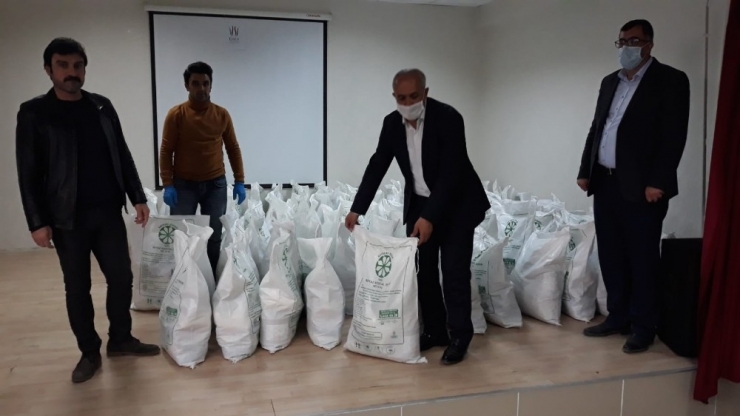 Çaldıranlı İş Adamından 150 Koli Gıda Desteği