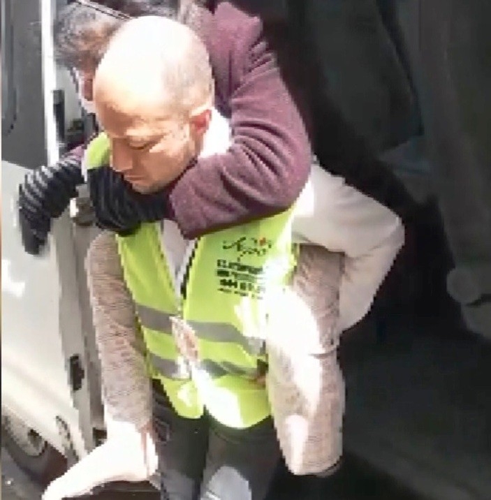 Vefa Ekibi Asuman Teyzeyi Sırtında Taşıdı