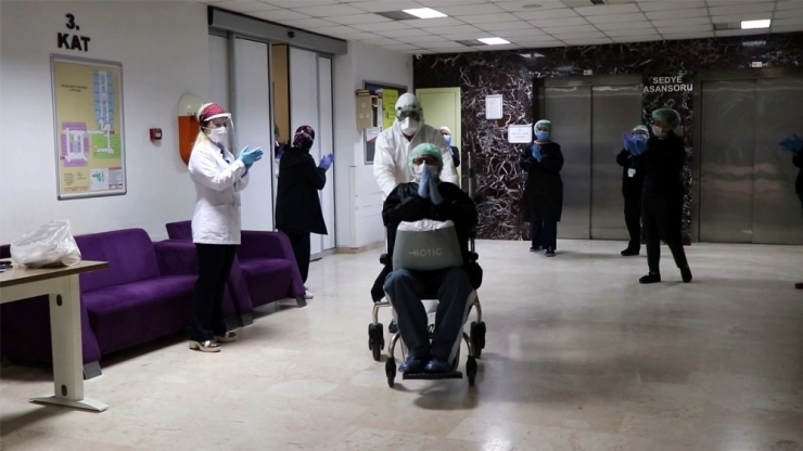 Korona Virüsten İyileşen Hasta Alkışlarla Taburcu Oldu