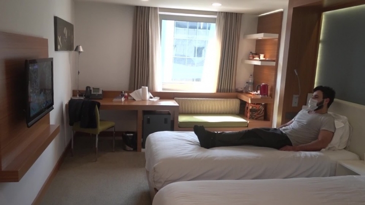 Sağlık Çalışanı Kaldığı Otelden 10 Gündür Göremediği Ailesine Seslendi