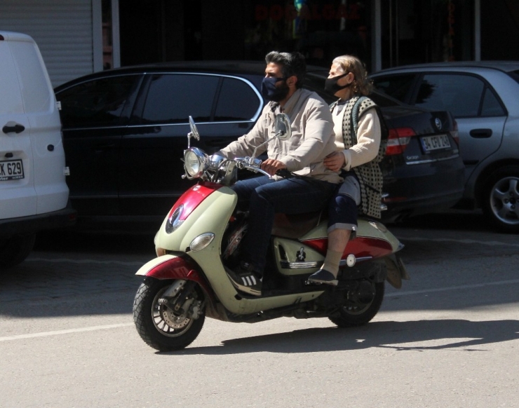 Adana’da Vatandaşlar Maskesiz Sokağa Çıkmıyor