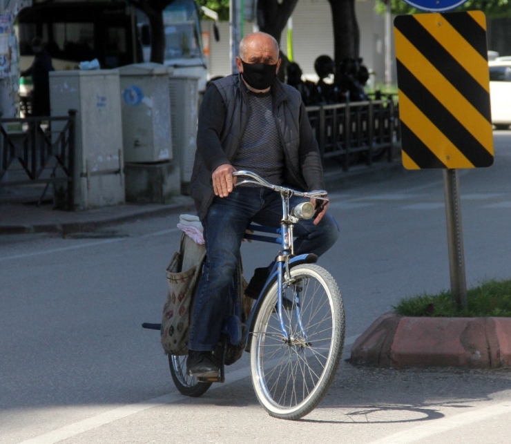 Adana’da Vatandaşlar Maskesiz Sokağa Çıkmıyor