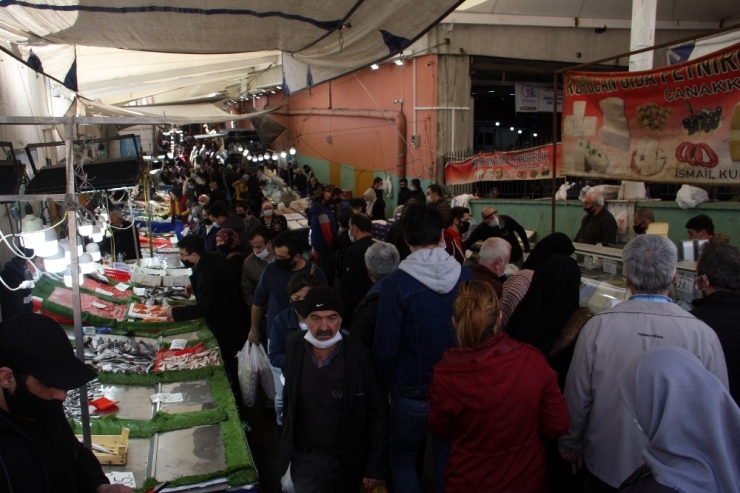 Bayrampaşa’daki Semt Pazarında Sosyal Mesafeye Uyulmaması Pes Dedirtti