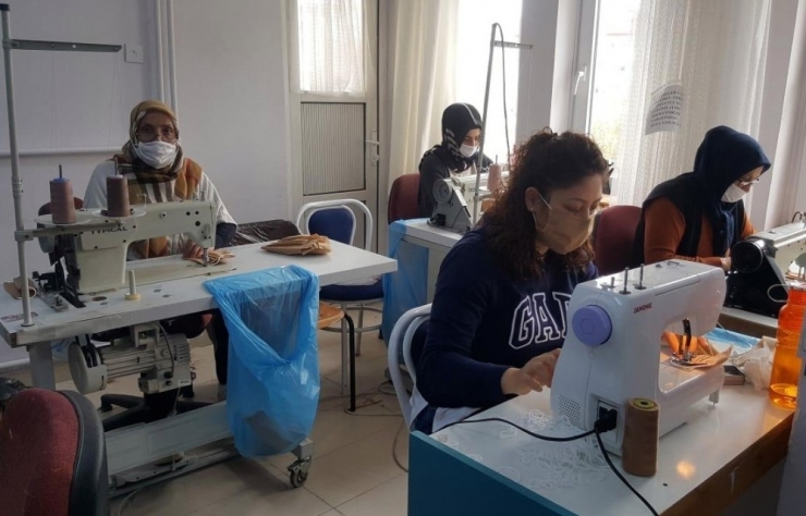 Yerköy’de Kursiyerler Gönüllü Maske Üretiyor