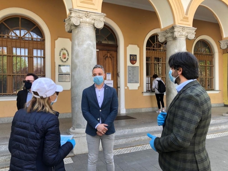 Yunus Emre Enstitüsü Budapeşte’de Maske Ve Eldiven Dağıttı