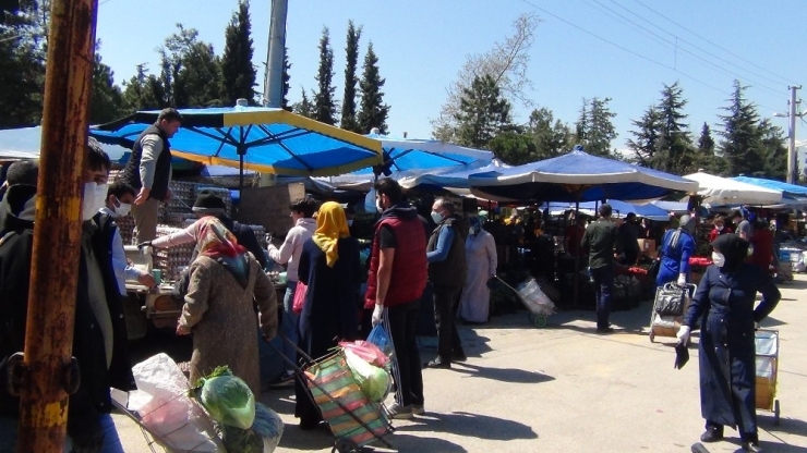 Vatandaşlar Pazarlara Akın Ediyor