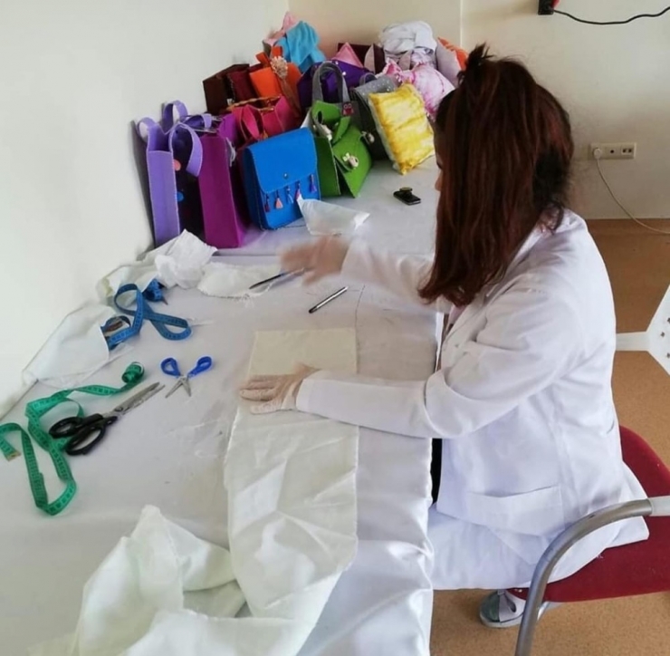 Devlet Koruması Altında Olan Kadınlar Ve Çocuklar Maske Üretiyor