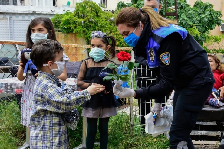 Polis Evden Çıkmayan Çocukların İstedikleri Oyuncakları Getirdi