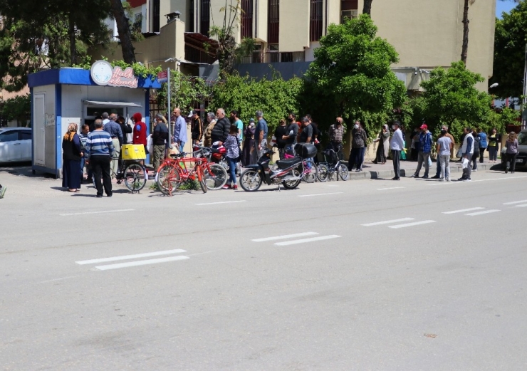 Adanalılar Yasak Öncesi Market Ve Ekmek Kulübelerine Akın Etti