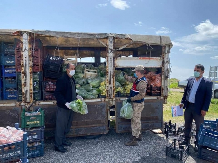 Karantina Altındaki Köylere Sebze Ve Meyve Dağıtıldı