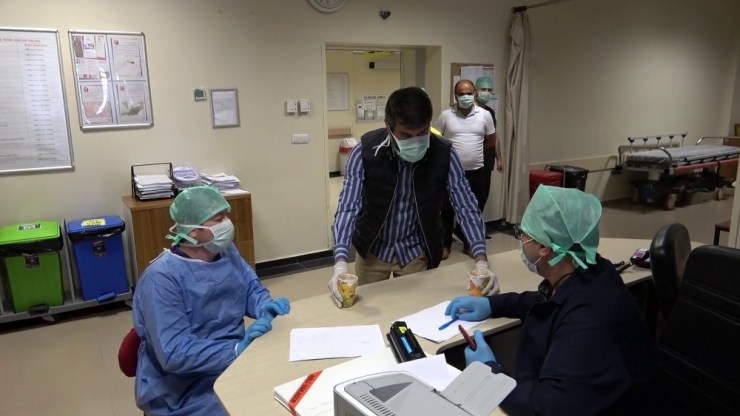 Sağlık Çalışanlarına Her Gün Taze Meyve Suyu İkram Ediyor