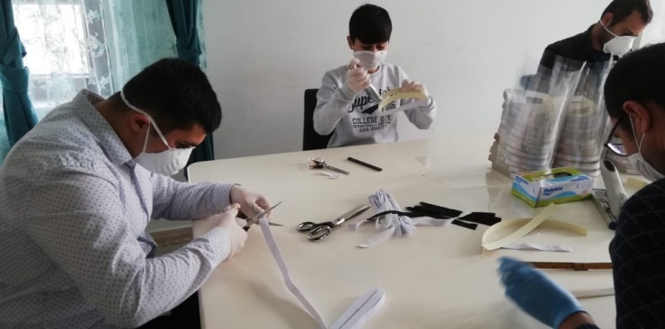 Koruma Altındaki Çocuklar Siperli Maske Üretiyor