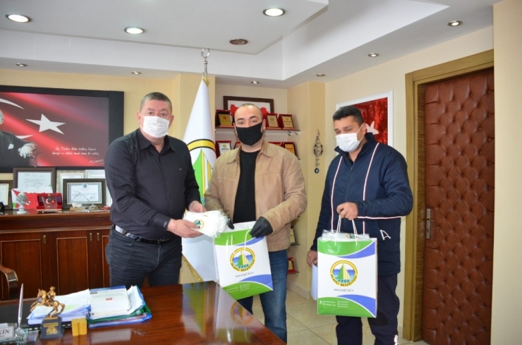 Alaplı’da Maskeler Kapıda Teslim Ediliyor