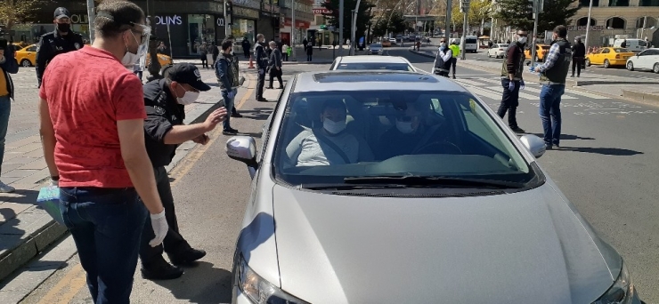 Kızılay Meydanı’nda Sokağa Çıkma Yasağı Öncesinde Sıkı Denetim