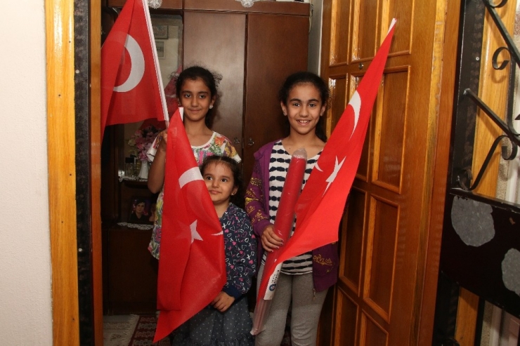 Büyükşehir’den 23 Nisan İçin Bayrak Seferberliği