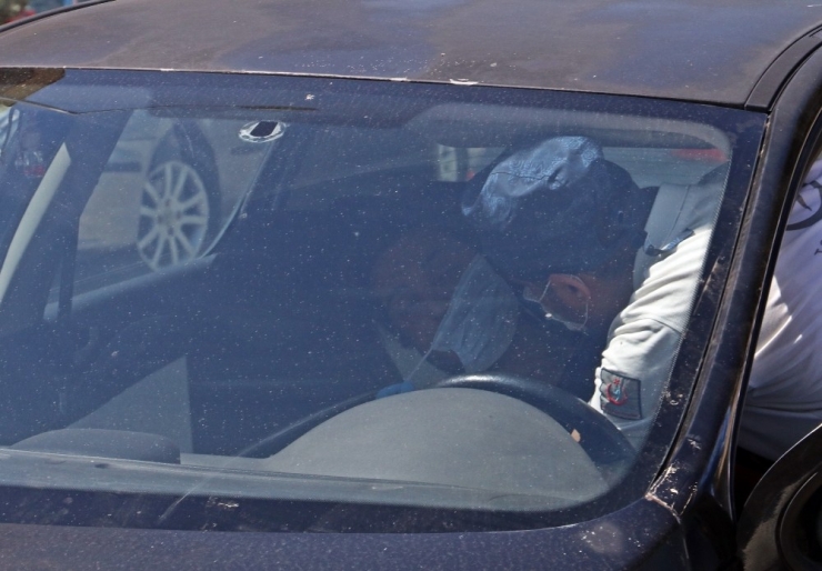 Sağlık Ekipleri Bayılan Sürücüye Önce Maske Taktı, Sonra Müdahale Etti