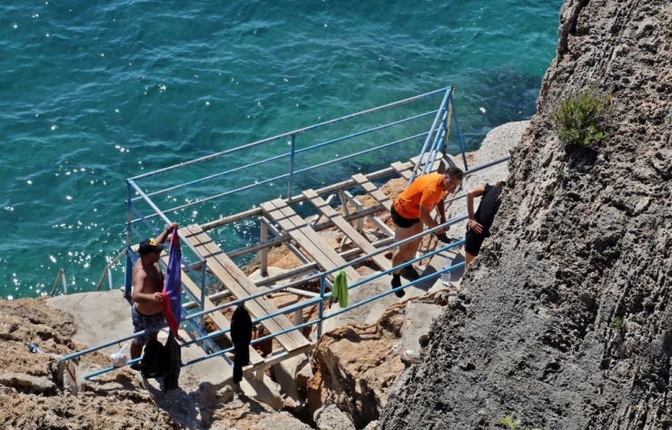 Turistlerin Yasak Öncesi Deniz Keyfine, Polisten ’Go Home’ Uyarısı