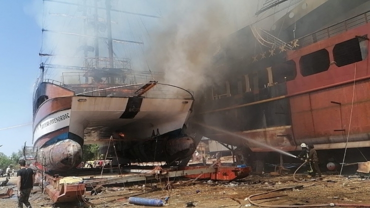 Antalya’da Katamaran Yangını