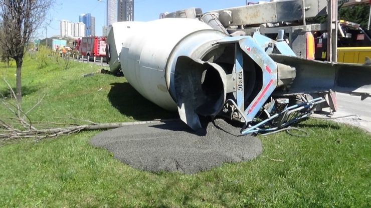 Ataşehir’de Beton Mikseri Devrildi, Sürücü Araç İçerisinde Sıkıştı