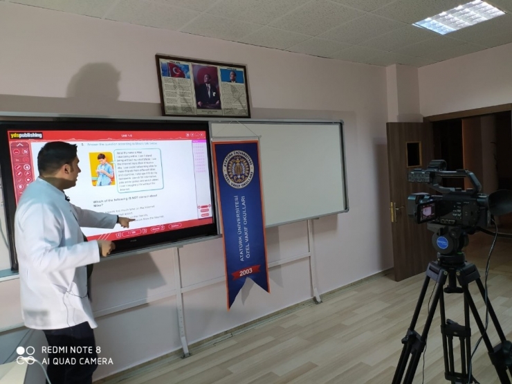 Vakıf Okulları Eğitimde Mesafe Tanımıyor