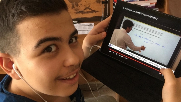 Vakıf Okulları Eğitimde Mesafe Tanımıyor