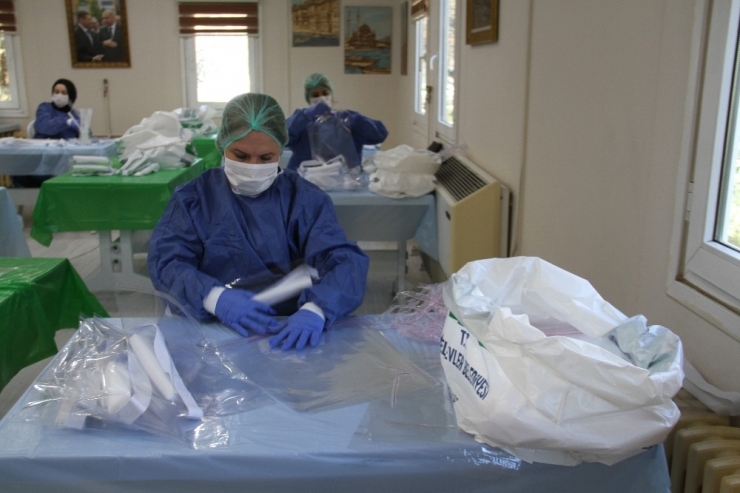 Bahçelievler’de Ev Kadınları Sağlık Çalışanları İçin Maske Üretimine Geçti