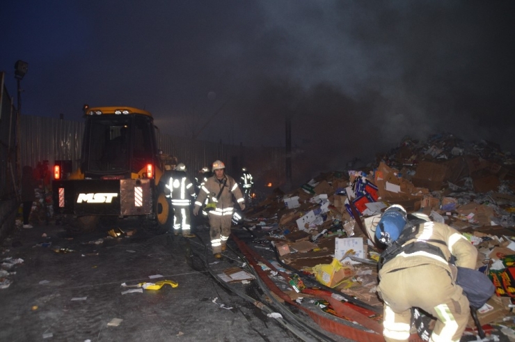 Bayrampaşa’daki Kağıt Geri Dönüşüm Deposunda Çıkan Yangın Korkuttu