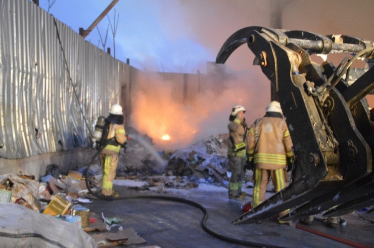 Bayrampaşa’daki Kağıt Geri Dönüşüm Deposunda Çıkan Yangın Korkuttu