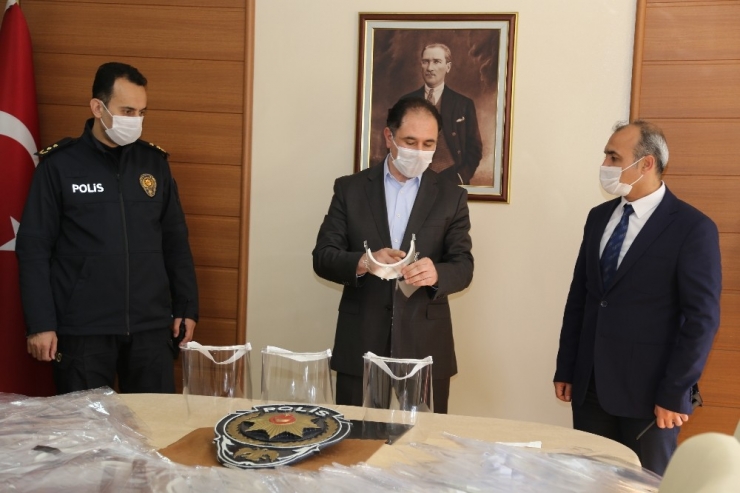 Bilsem’den Emniyet Müdürlüğüne 300 Adet Yüz Koruyucu Maske