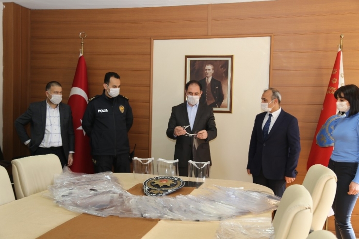 Bilsem’den Emniyet Müdürlüğüne 300 Adet Yüz Koruyucu Maske