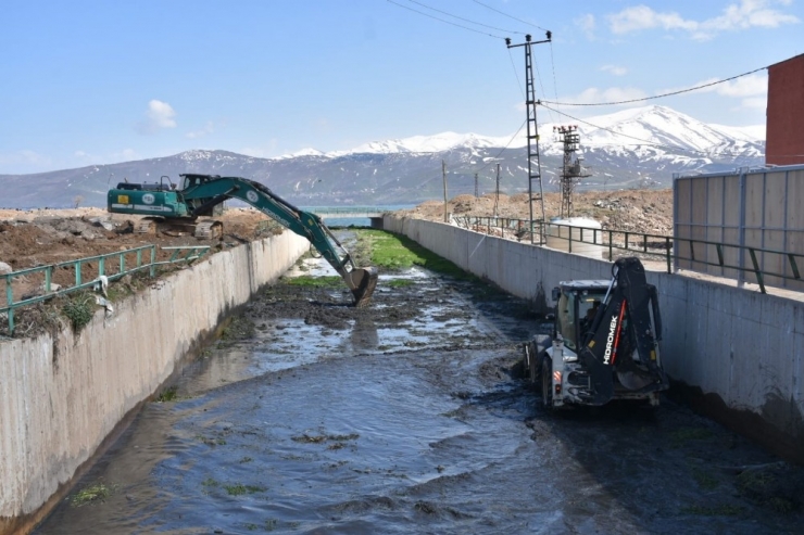 Tatvan Belediyesinden Bahar Temizliği