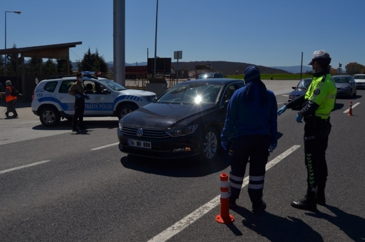 Bolu’da Şehrin Giriş Ve Çıkışlarında Denetimler Sürüyor